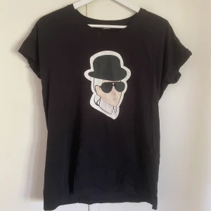 Karl Lagerfeld t-shirt - Svart t-shirt från Karl Lagerfeld i bra skick!