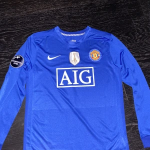 Ronaldo Manchester United Retro kit 2008/09 - Säljer en mycket fin Ronaldo Manchester United retro långärmad tröja från 2008/09 säsongen. Har Club World Cup patch på brösten, och UCL winner patch på armen. Tröjan är äkta och helt oanvänd, 10/10 skick. Storlek S men funkar även för M