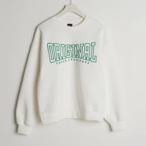 Gina tricot tröja - Säljer nu min jätte mysiga tröja från Gina tricot. Den funkar till allt och är bara använd ett fåtal gånger. Köpt för 300 kr men säljer för 170 kr.