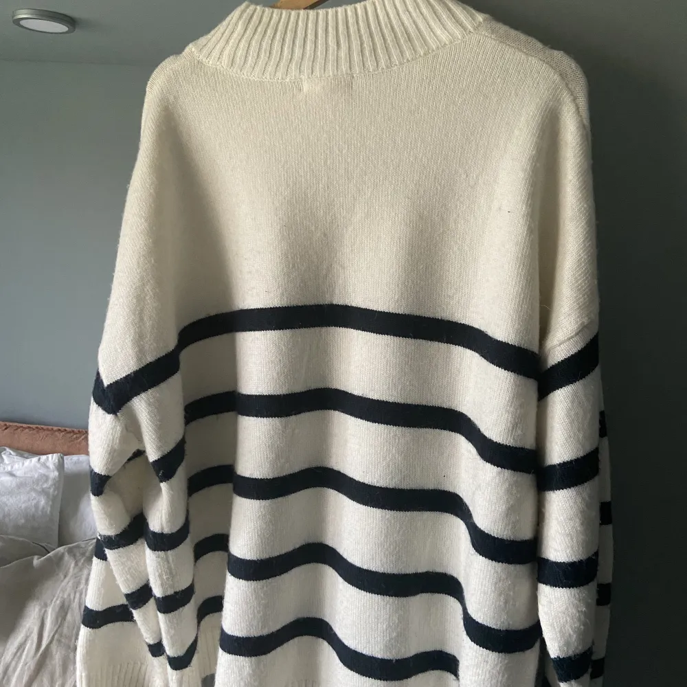 Superfin oversize stickad tröja ifrån h&m i stl L💕Kom gärna privat vid frågor, pris kan diskuteras😊. Stickat.