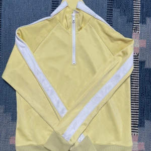 Gul trackshirt - Gul trackshirt/ polo från monki. Köpt secondhand men aldrig använt