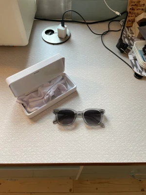 CHIMI 02 - Säljer av dessa sköna glasögon från Chimi! Bra skick, en bågarna sitter lite löst men går lätt att fixa! Skick 8/10. Allt og medföljer! Bara att skriva vid funderingar!