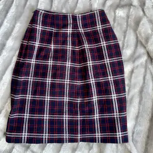 Back to school or for the gossip girl aesthetic. Very nice skirt for the autumn. 