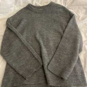 Stickad tröja - Säljer en jättefin mörkrgå stickad tröja i stl S. Nästan aldrig använd, känns som ny! Priset kan absolut diskuteras. Kontakta gärna innan köp nu