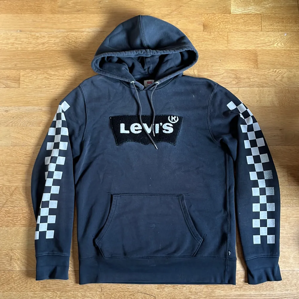 Levis hoodie i storlek M. Väl använd, dock med ett igensytt hål (bild 3) som inte syns på avstånd.. Hoodies.