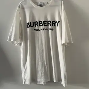 Burberry T-shirt ————————— Strl: L Cond:9/10 Färg: Vit och svart Retail: 4200kr Vårat pris: 1000kr