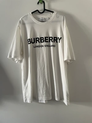 Burberry T-shirt - Burberry T-shirt ————————— Strl: L Cond:9/10 Färg: Vit och svart Retail: 4200kr Vårat pris: 1000kr