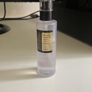 cosrx snail mucin - lite mer en halva flaskan kvar (se bilden). säljer då den inte funkade för min hud :/ köptes för 299kr