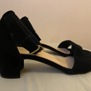 Klackar 👠  - Använt en gång. Bekväma. Köpta för 900kr, säljer för 700kr. Pris kan diskuteras.