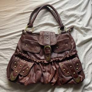 Säljer min FAVO vintage bruna väska!!!🌟🤎Med såå snygga detaljer! Köpt vintage men jätte fint skick💕💕