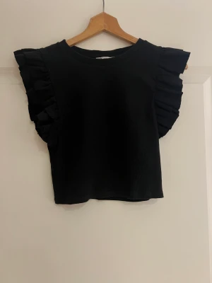 Zara toppar - Säljer dessa fina Zara toppar aldrig andvända inge defekter om du bara vill köpa en av de skriv vilken färg. 90kr/st