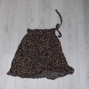 En jättesöt leopard kjol från Lindex i storlek 134-140. Säljer för det inte e min stil längre 