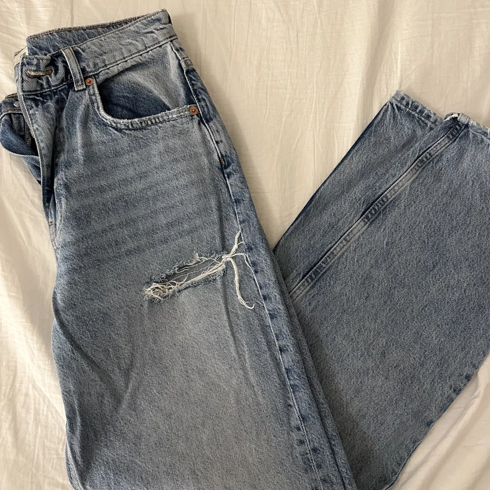 Säljer dessa jeans från Gina, aldrig använda och i super bra skick. De är i straight modell.. Jeans & Byxor.