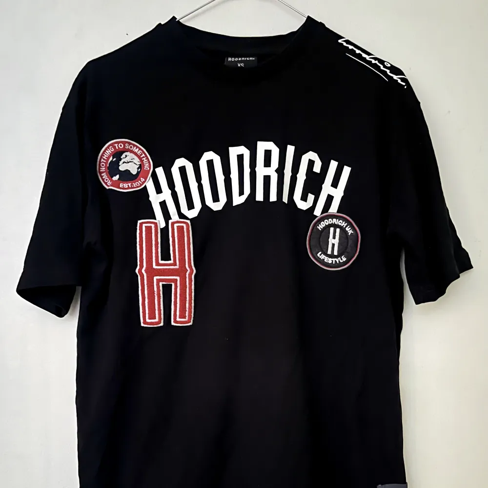 2 st Hoodrich t-shirts stl xs säljes.  Den svarta i mycket fint skick, knappt använd men tvättad. Den vita får du för 50kr om du köper den svarta. Se bild för defekt. . T-shirts.