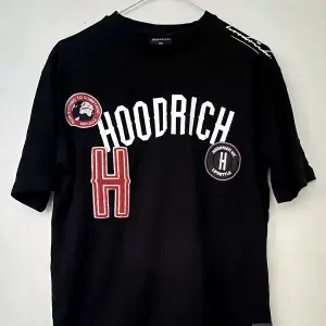 2 st Hoodrich t-shirts stl xs säljes.  Den svarta i mycket fint skick, knappt använd men tvättad. Den vita får du för 50kr om du köper den svarta. Se bild för defekt. 
