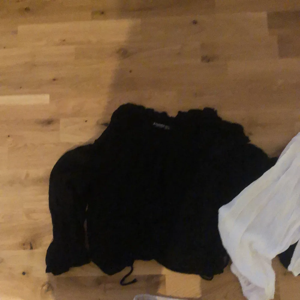 50kr each , blouses , there’s a white and black version of the same blouse that closes with ties in the front, Piet blouse style , one button up linen shirt and one linen vest shirt . Paidat.