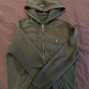 Ralp Lauren Kofta  - Ralp Lauren Zip hoodie (grön). Storlek L. Hör av dig vid frågor.