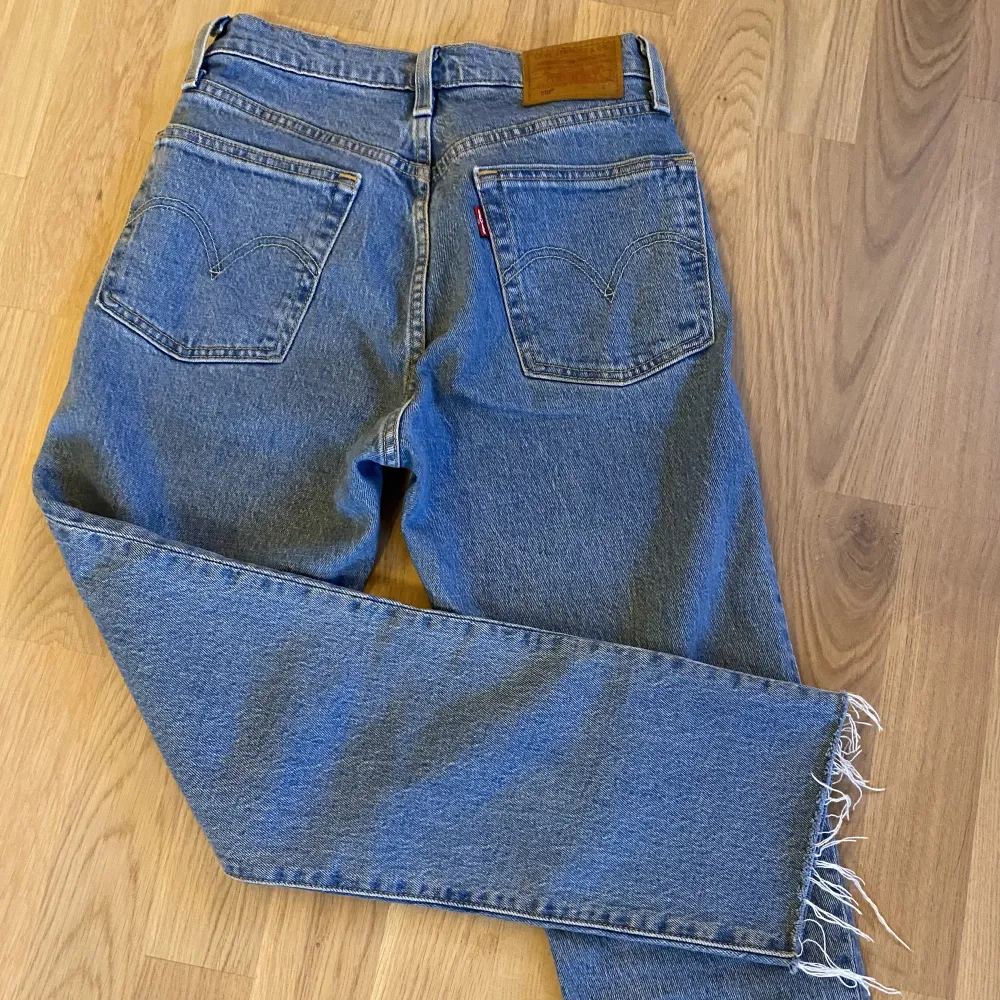 Ett par nästintill oanvända Levis jeans. Modell 501,  Storlek: W24 L26. Skriv om ni undrar nått elr vill ha fler bilder💕💕. Jeans & Byxor.