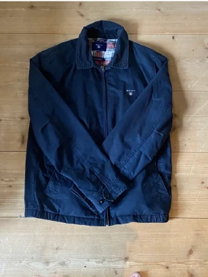 Gant jacka(Windcheater) - Skitsnygg jacka perfekt för hösten/vintern. Vet inte när den köptes men den har absolut inga defekter och är i perfekt vintage skick. Nya versionen av jackan kostar 2500 kr. För mer info eller bilder, skriv dm. Pris kan definitivt diskuteras.