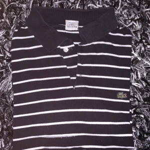 Pike Lacoste - Pike från Lacoste. Saknar 2 knappar.