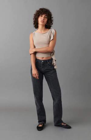 Säljer mina low waist straight jeans ifrån Gina. Säljer i strl 34 pga av att de är för små. Skriv för egna bilder💕