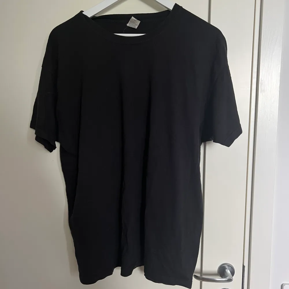 Vanlig svart T-shirt i storlek XL! Använd få gånger så i bra skick! Från fruit of the loom . T-shirts.