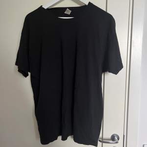 Vanlig svart T-shirt i storlek XL! Använd få gånger så i bra skick! Från fruit of the loom 
