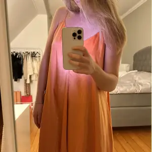Så drömmig lång orange klänning