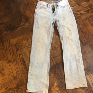 Jeans Weekday - Ljusblå jeans från weekday. De är i bra skick. Använt några gånger.❤️