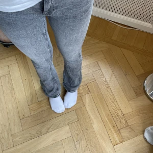 Gina Tricot bootcut jeans - Jättefina Gina tricot jeans i bootcut! Säljer då de inte kommer till användning! Använd några gånger men inga defekter. Nypris ca 300 kr men säljer för 110 kr!  Köparen står för frakt! Skriv för fler bilder!❣️