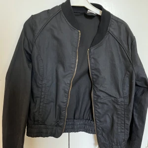 Vero Moda jacka - Svart Vero Moda jacka, köpt vintage, bra skick! Står att den är M i storlek men jag skulle säga mer åt S hållet. 200kr+frakt, alternativt att vi möts upp inom Stockholm.
