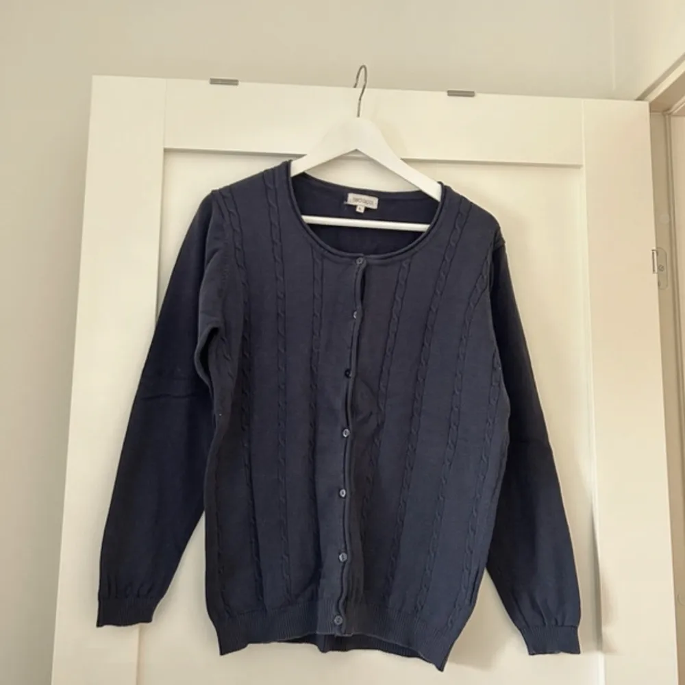 Blå cardigan med detaljer  Super skön Oversized Köpt 2nd hand  Mammas gamla . Tröjor & Koftor.