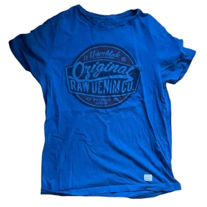 raw denim blend graphic tshirt blå  - blå graphic tshirt storlek s-m