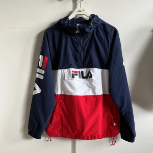Vind Jacka  - Fila snygg Jacka i god skick. Storlek s. 