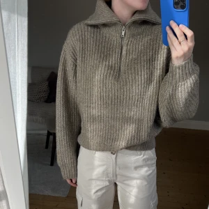Stickad tröja - Stickad tröja från Gina Tricot. Använd 1 gång, därför söker den nytt hem. 