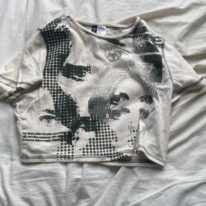 Crop top  - Crop top med tryck säljes p.g.a att jag inte använde den.
