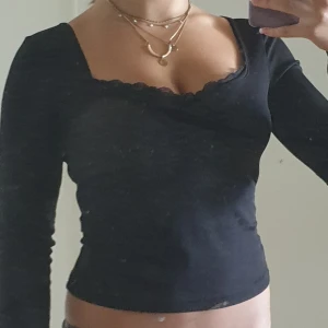 Långärmad svart tröja - Säljs pga att den inte används längre, den är i bra skick och endast använd några gånger❤❤