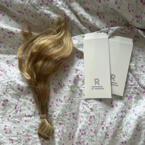 Hairtalk löshår - Säljer mitt löshår från hairtalk som endast varit i håret i 2 månader. Väldigt väl omhändertaget. Jag har satt på klisterlappar på alla men det medföljer även ett paket från Rapunzel of Sweden. De är mixade dubbla och enkla spännen. Slingor