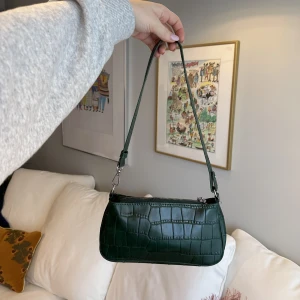 Väska - Fin grön väska i mörkgrön färg🌷🪷