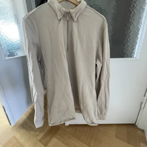 Half zip tröja Ciszere - half Zip tröja från Ciszere. Den är bara använd ett par gånger ,mitt pris 300 kr. Orginalpriset är 999 kr. 