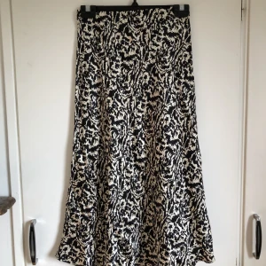 Kjol H&M - Jättefin och skön men lite för liten för mig!