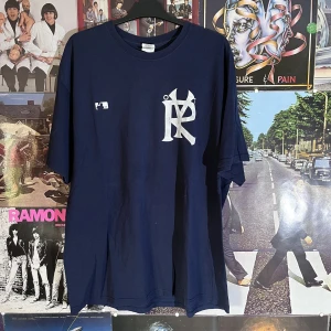 Vintage T-shirt  - Snygg, cool vintage tröja, tyvärr finns det sprickor i trycket men fortfarande snygg! Dm vid frågor eller mått:)