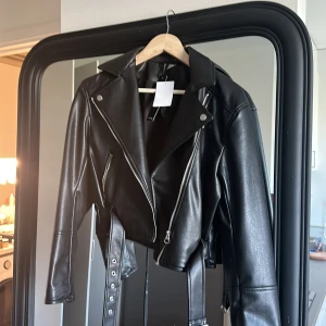 Skinnjacka - Oversized skinnjacka från hm med prislapp kvar oanvänd