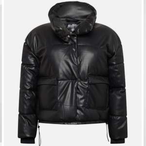 Skön och varm vinterjacka med läderimitation från missguided i strl S 350 kr inklusive frakt