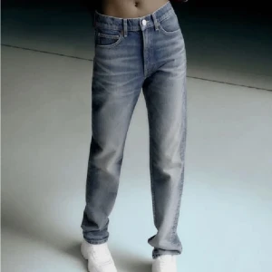Zara jeans - Perfekt skick, anänd flera ganger Midjemattet är 35cm och innerbenslängden är 78cm