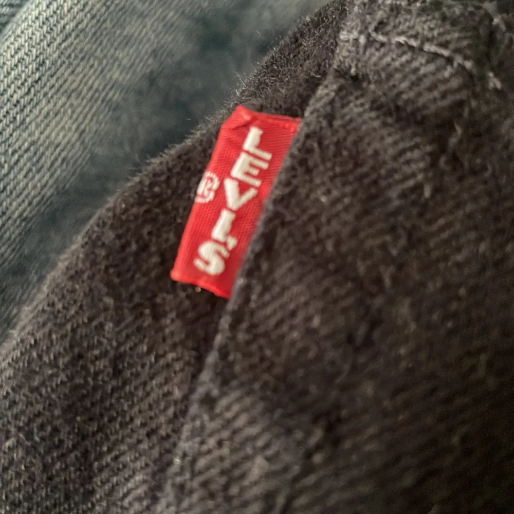 Säljer dessa jättefina svarta jeans från Levi’s. Knappt använda och i jättebra skick! Dom är i modellen ribcage straight. Kom privat för fler bilder eller andra funderingar❤️. Jeans & Byxor.