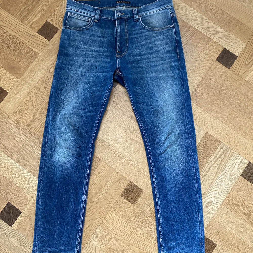 Säljer mina riktigt snygga Nudie Jeans i modellen ”Lean Dean”.  Skick 9/10!  Storleken är 32/30 och de sitter rätt så tajt. Perfekta nu till hösten! 🍁  Kan mötas upp i Gbg och köpare står för eventuell frakt 📦 . Jeans & Byxor.