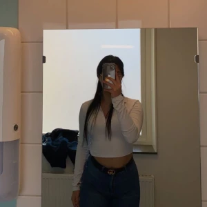 Vit tröja - Säljer min tröja som jag använt både till träning och vardag. Storlek L men passar även mig som är S/M fint. Superskönt material, hör av dig vid intresse och för mer info🍀💚