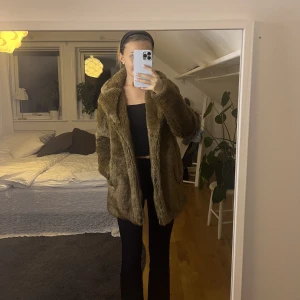 Brun pälsjacka fejk - Så mysig brun fejk pälsjacka som passar perfekt till hösten. Från selected femme 