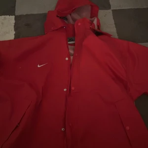 regnjacka - Vintage nike regnjacka i bra skick. Inga skador på den